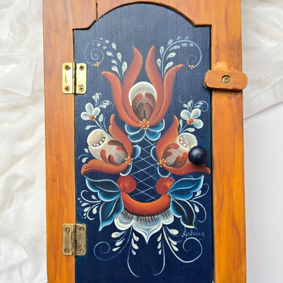 Vintage Rosemaling Hanging Wall Cabinet Signed by Aslaug - Picture 4 of 13